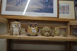 QUANTITY OF DECORATIVE MODELS OF OWLS AND HEDGEHOGS