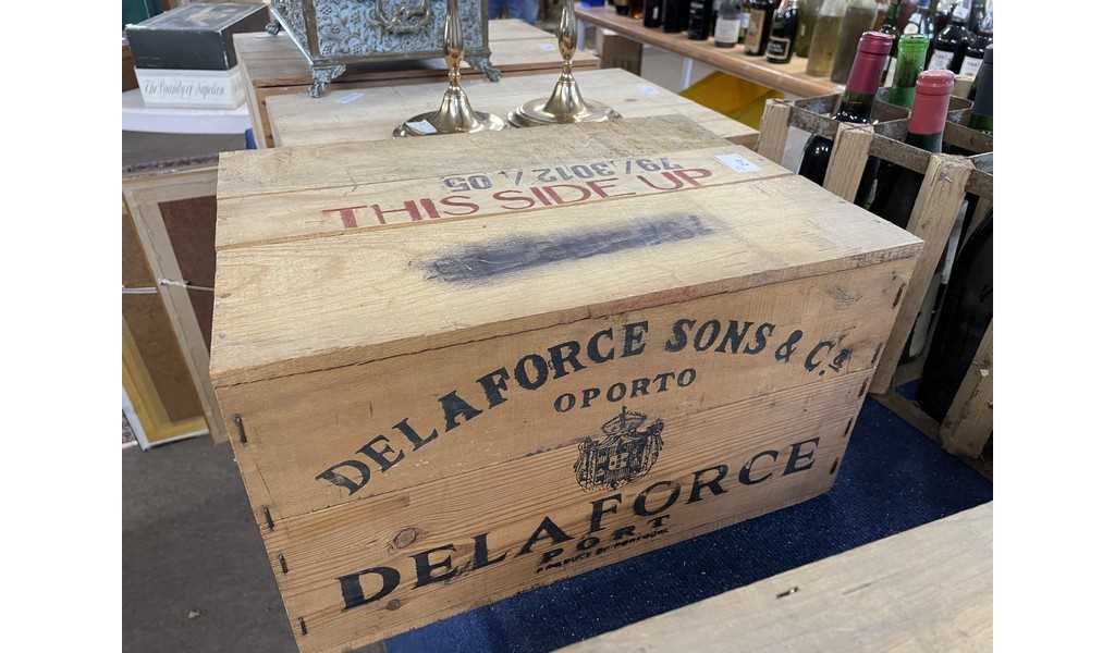 Twelve bottles Delaforce Sons Port 1975, in original wooden case
