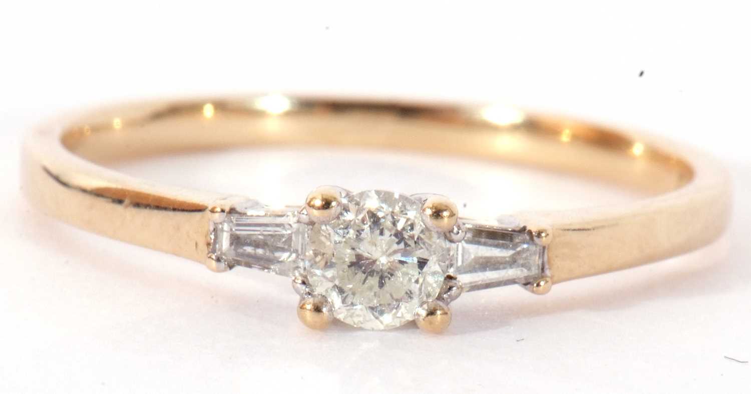 Mixed Lot: 9ct gold single stone diamond ring having a round brilliant cut diamond, prong set - Image 10 of 12