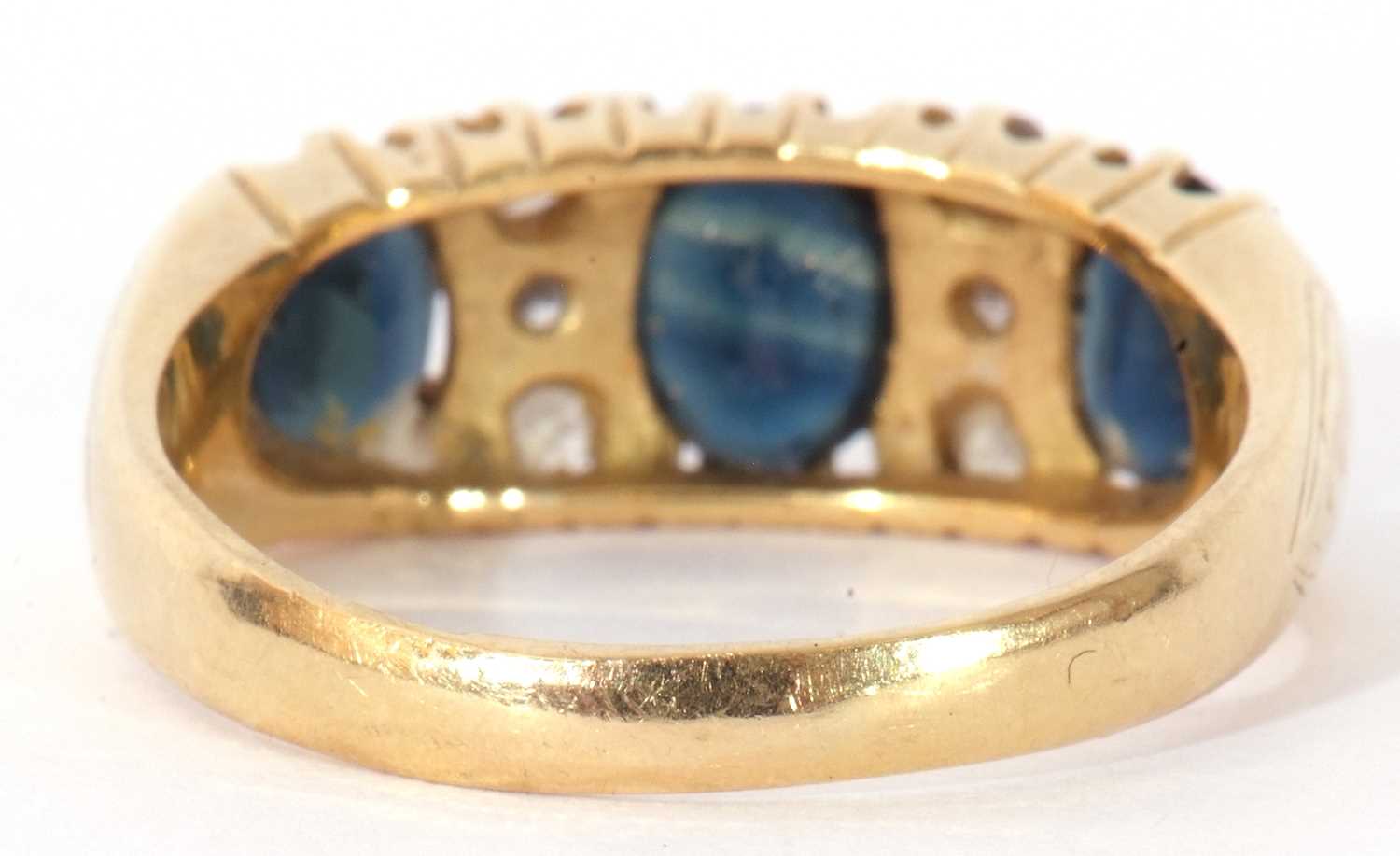 Sapphire and diamond ring featuring three graduated oval faceted sapphires highlighted between - Image 5 of 8