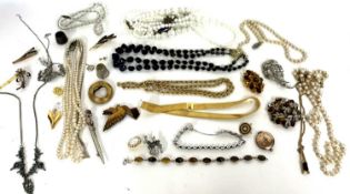 Small quantity of costume jewellery to include beads, brooches, necklace etc