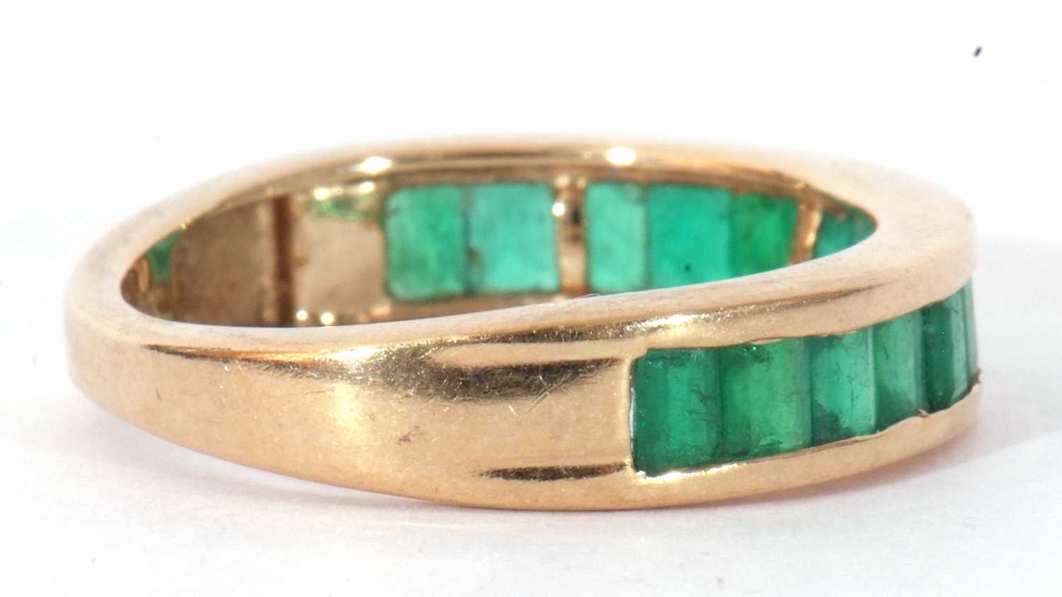 Modern 9ct gold and emerald half hoop ring featuring 15 small rectangular pave set emeralds, size - Image 6 of 8