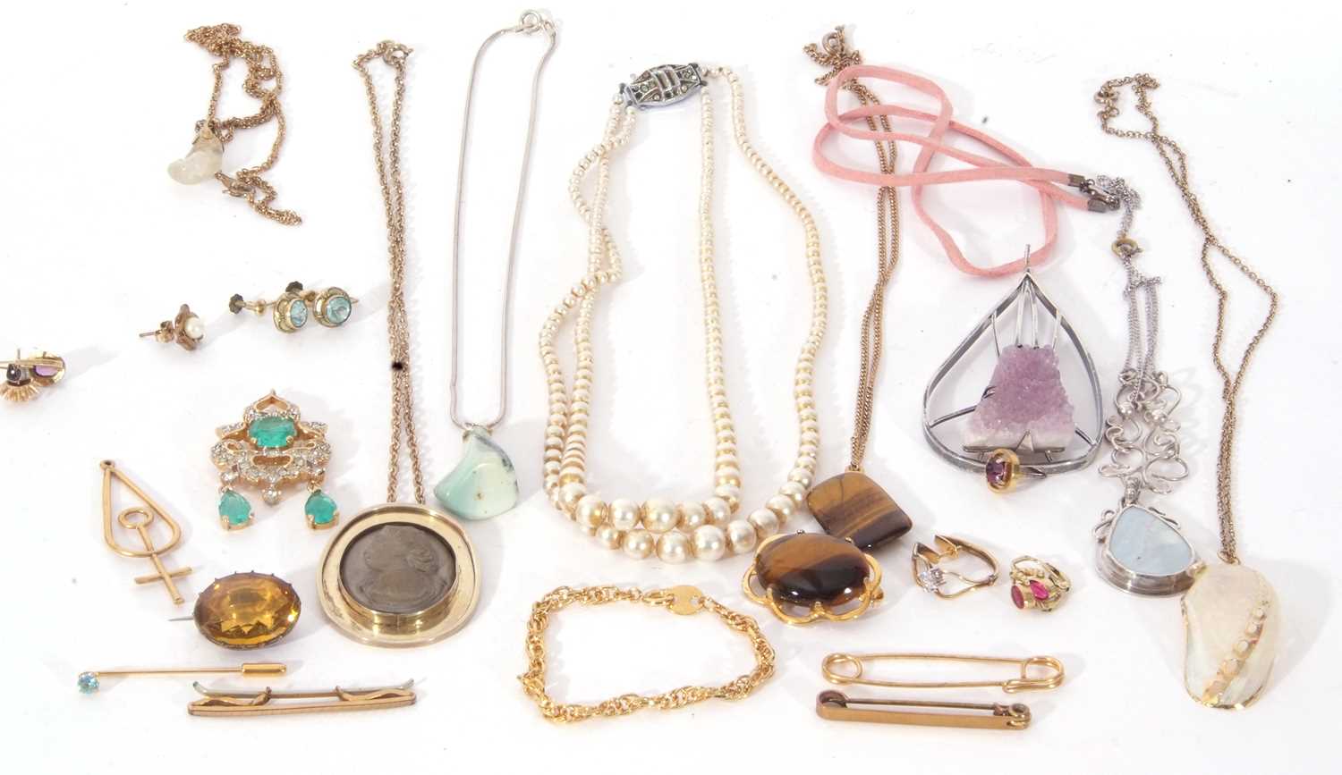 Mixed Lot: small quantity of costume jewellery to include pendants, necklaces etc