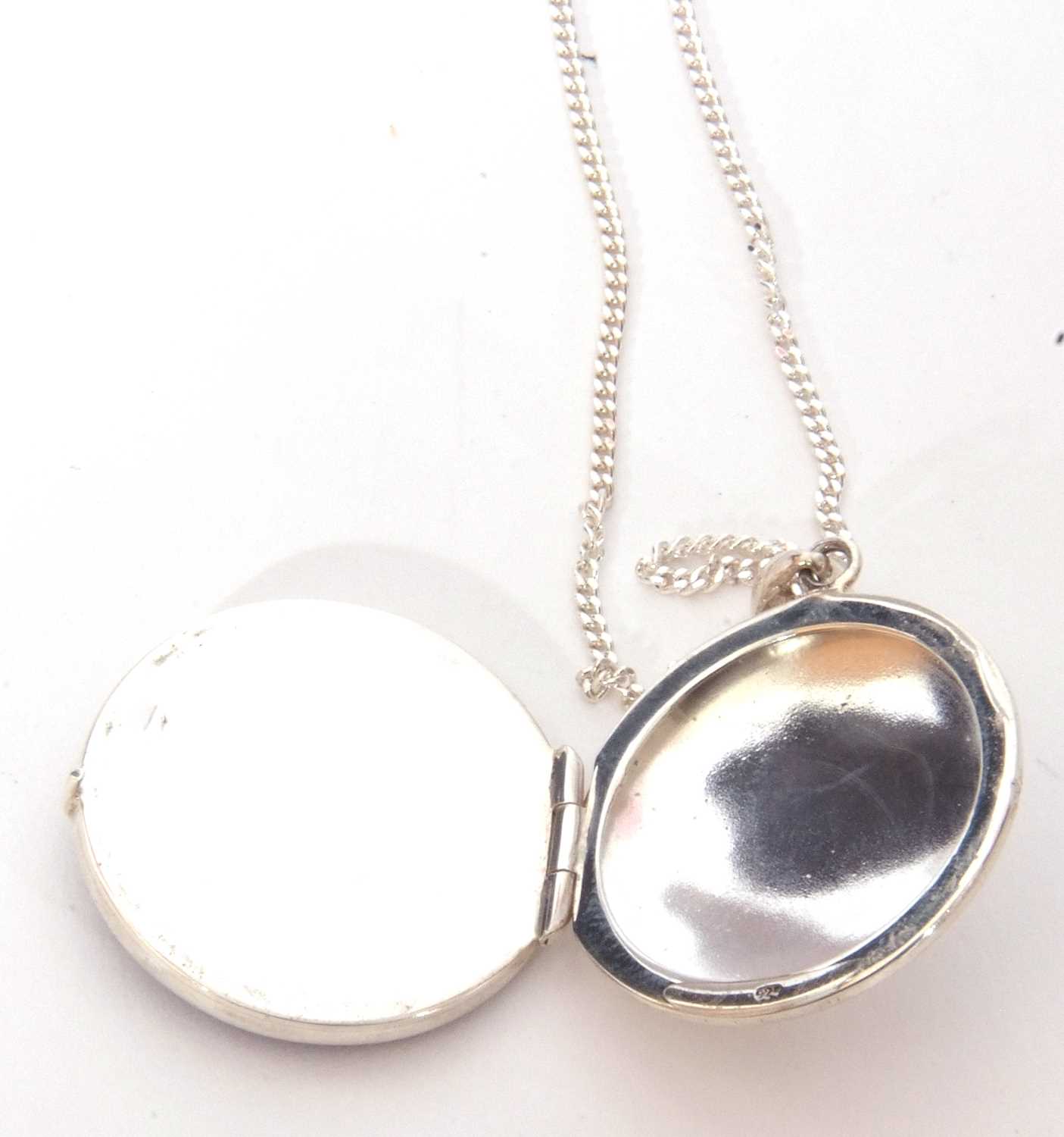 Modern white metal and Blue John hinged locket, 22mm diam, suspended from a 925 marked chain - Image 5 of 6