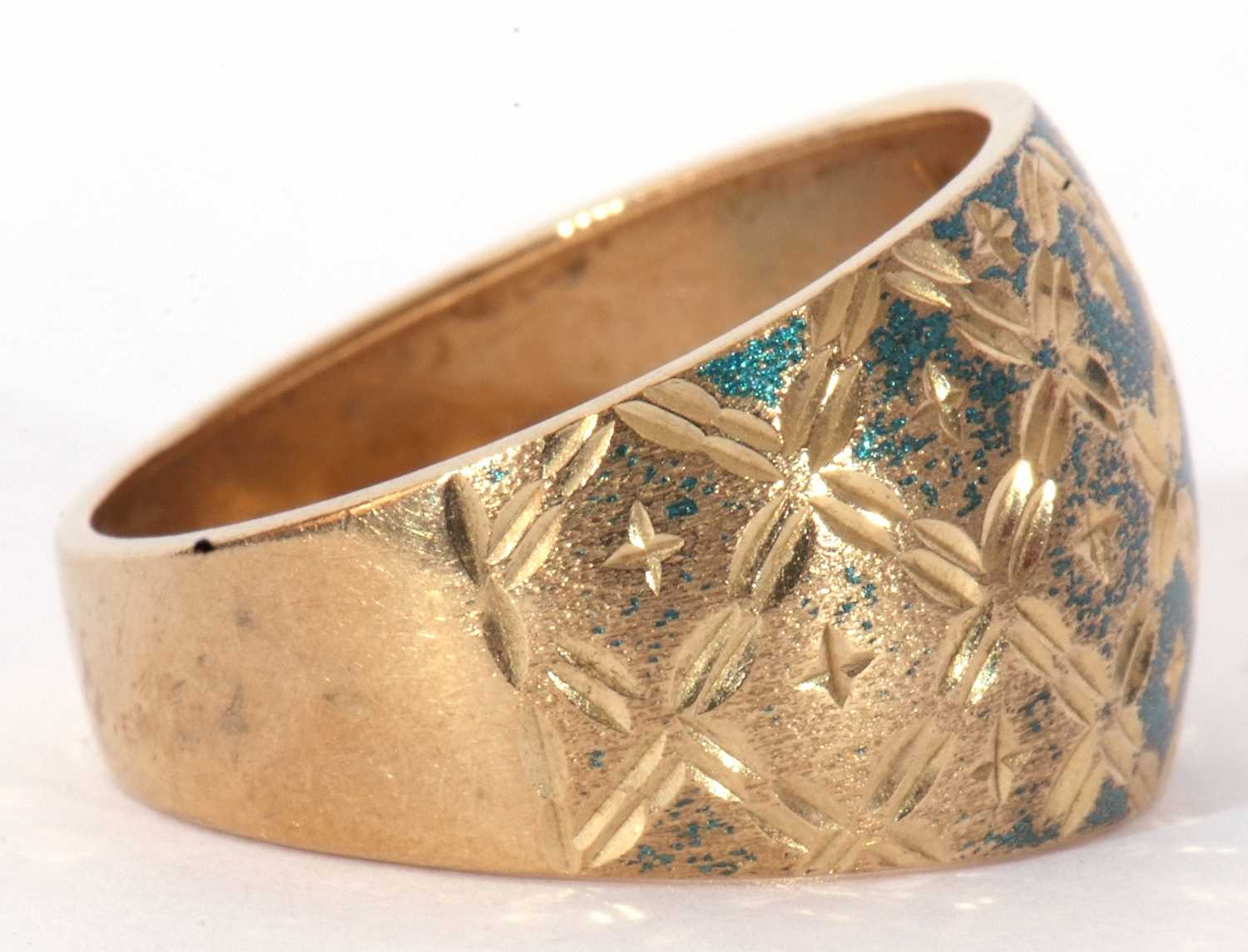 Modern 9ct gold wide band ring engraved and burnished in a geometric design, size Q, 2.0gms - Image 5 of 8