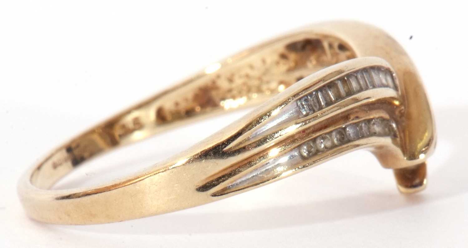 Modern 9ct gold and diamond wishbone design ring, set with small single cut and baguette diamonds, - Image 5 of 9