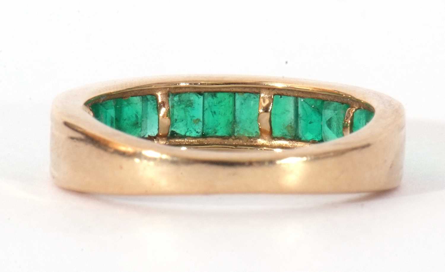 Modern 9ct gold and emerald half hoop ring featuring 15 small rectangular pave set emeralds, size - Image 5 of 8
