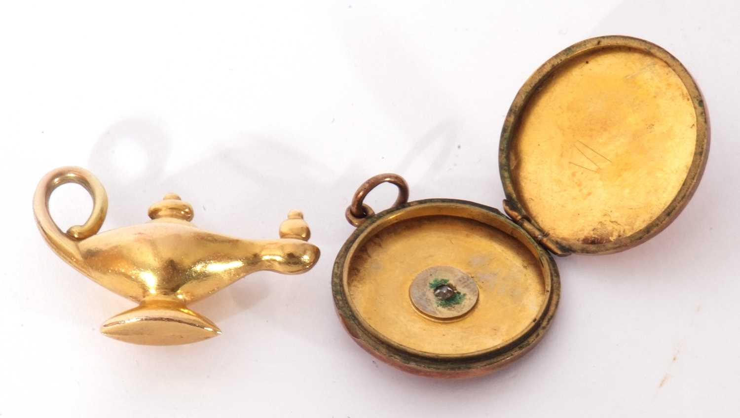 Mixed Lot: 9ct gold magic lantern charm, 1.4gms, together with a small round hinged locket, 20mm - Image 5 of 5