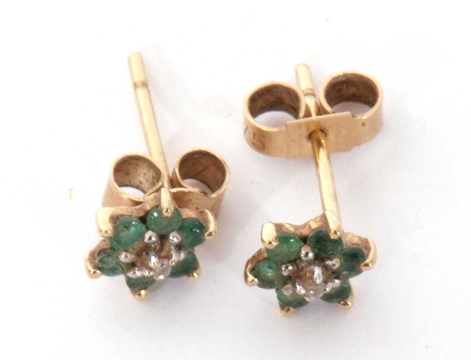 Mixed Lot: pair of small emerald and diamond cluster earrings, post fittings, 4mm diam, together - Image 4 of 6