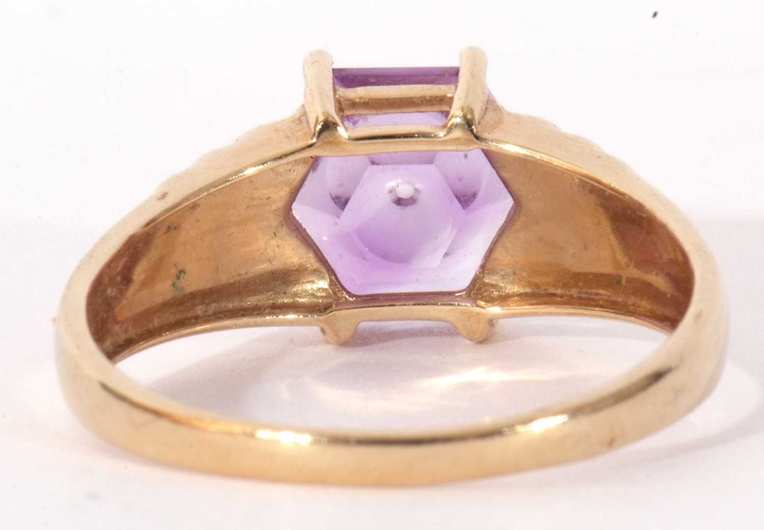 Modern 9ct gold and purple crystal ring, the hexagonal purple stone raised between engraved - Image 4 of 10