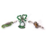 Mixed Lot: frog pin brooch, paste and pearl brooch with tiger's eye stone set back, (metal), a green