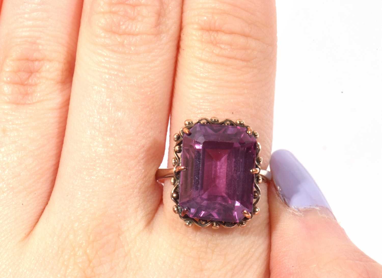 Synthetic spinel dress ring of rectangular cut, 16 x 12mm, colour change from blue to purple, size - Image 9 of 9