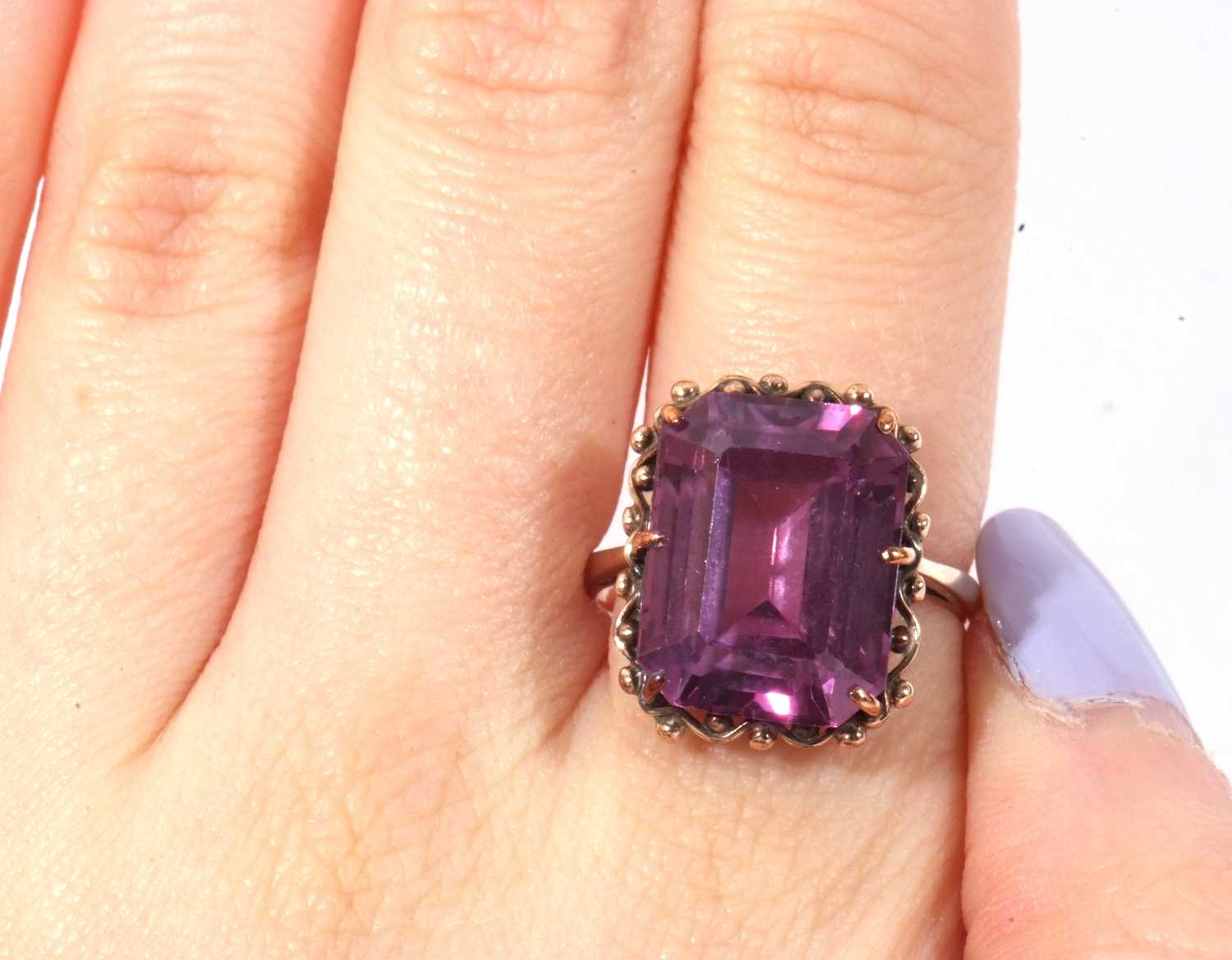 Synthetic spinel dress ring of rectangular cut, 16 x 12mm, colour change from blue to purple, size - Image 8 of 9