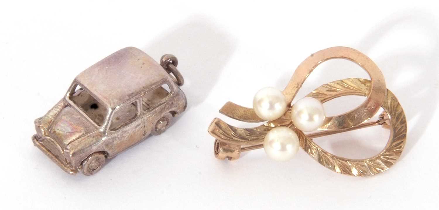 Mixed Lot: 9ct gold pearl brooch, a plain and textured tied ribbon design, highlighted with three - Image 2 of 3