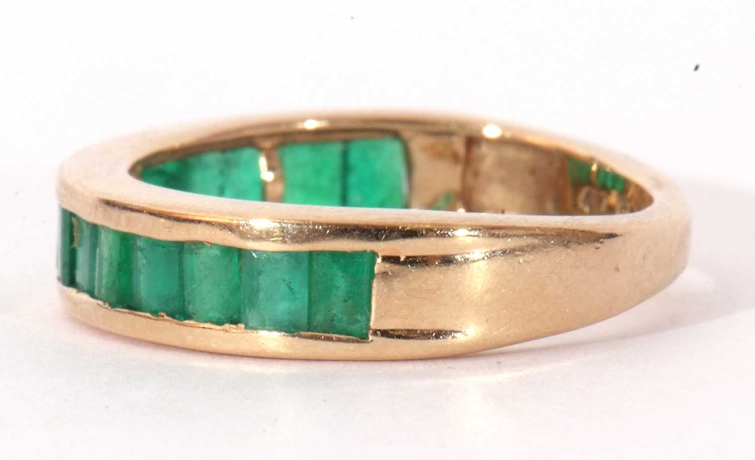 Modern 9ct gold and emerald half hoop ring featuring 15 small rectangular pave set emeralds, size - Image 3 of 8