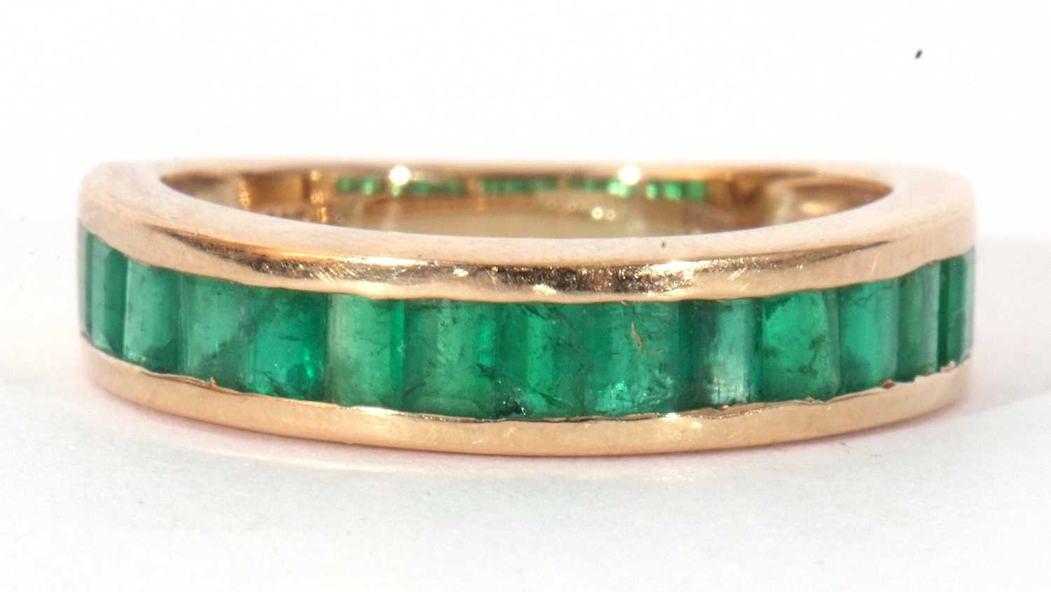 Modern 9ct gold and emerald half hoop ring featuring 15 small rectangular pave set emeralds, size - Image 2 of 8