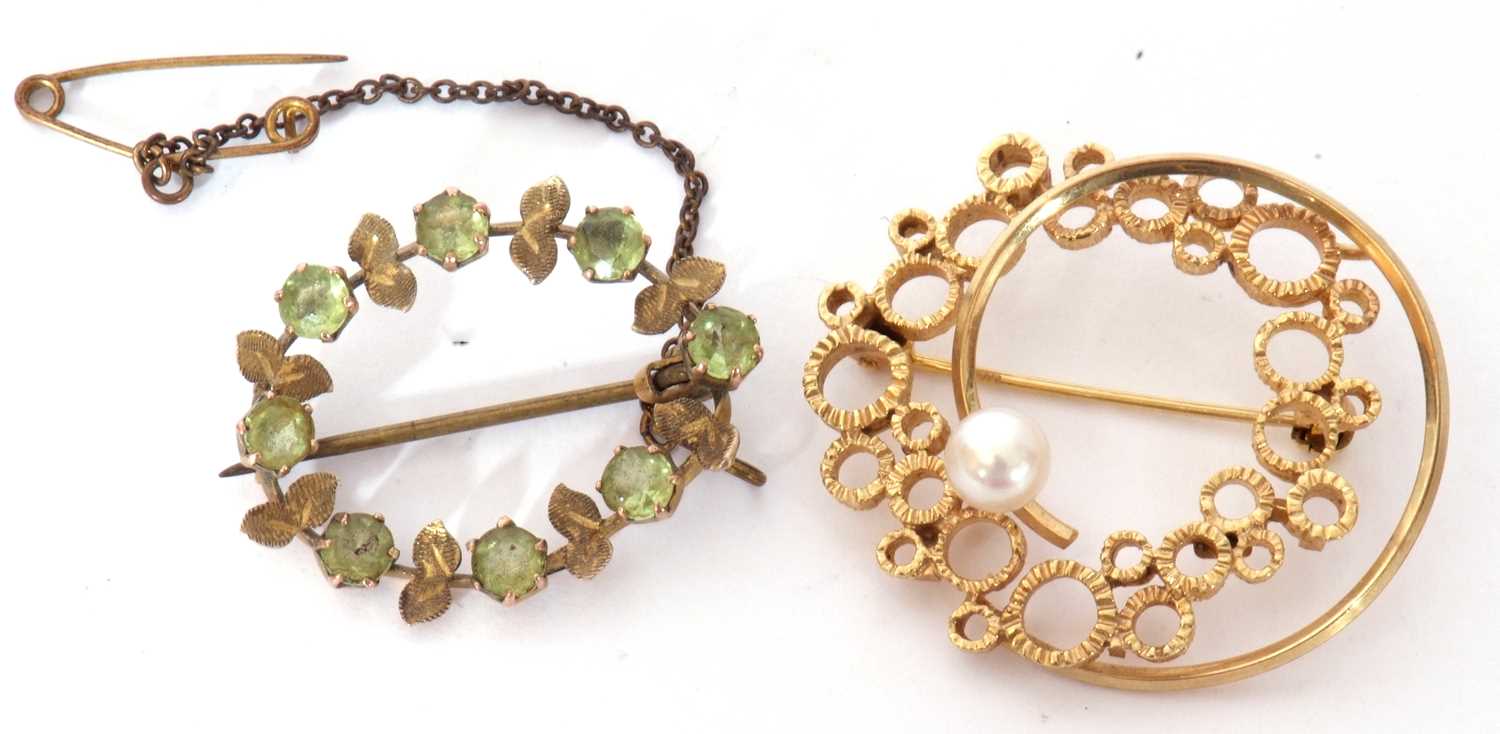 Mixed Lot: 9ct stamped open work brooch, plain and textured circular design, highlighted with a - Image 2 of 4