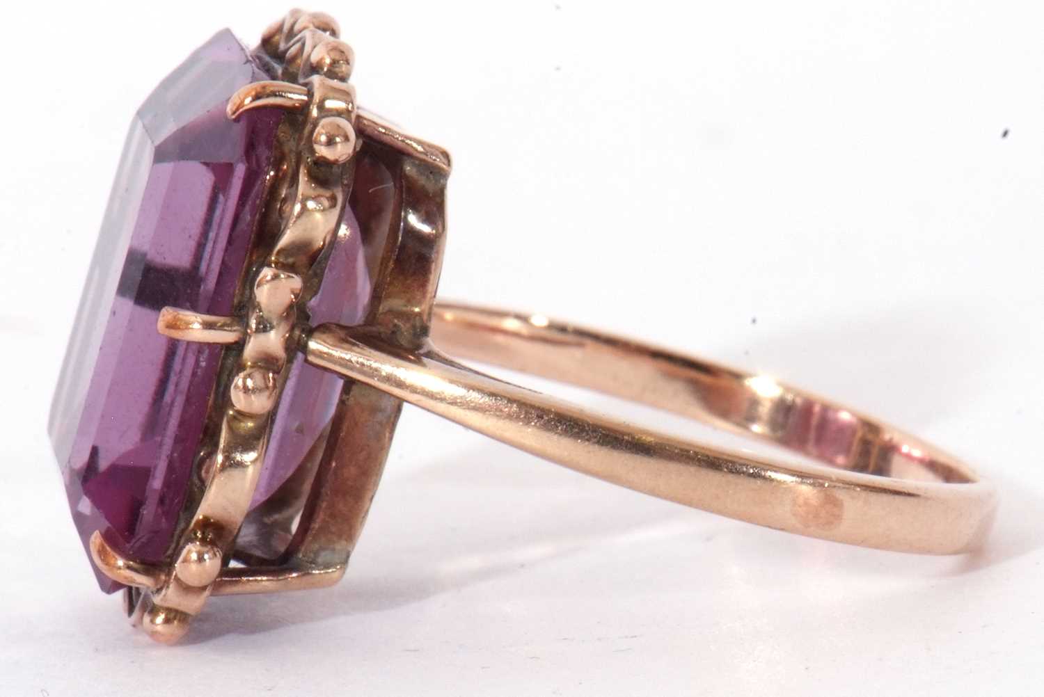 Synthetic spinel dress ring of rectangular cut, 16 x 12mm, colour change from blue to purple, size - Image 4 of 9