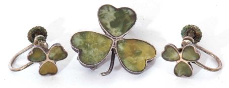 Three leaf clover brooch inset with three flat green agate leaves and stamped 'silver', together