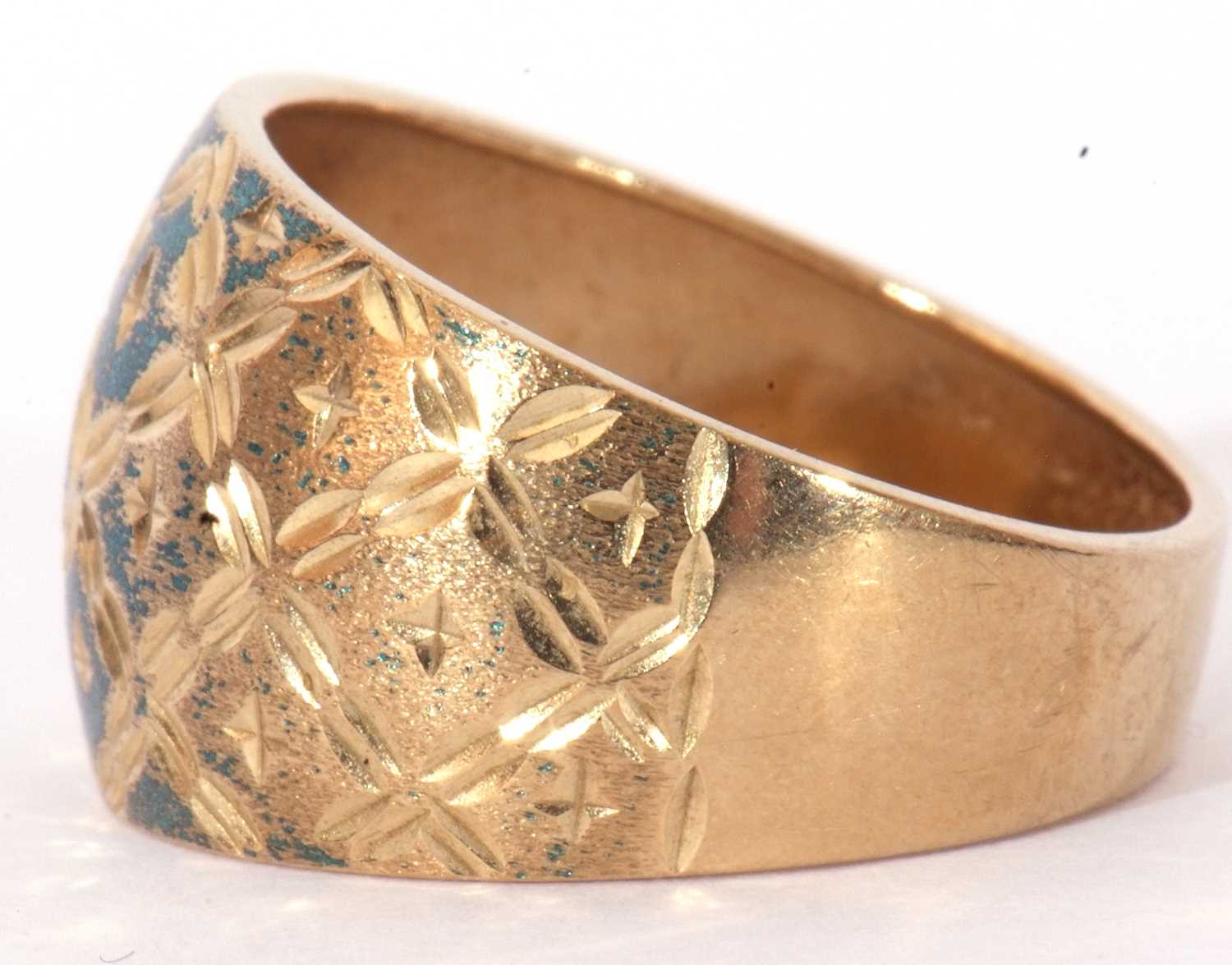Modern 9ct gold wide band ring engraved and burnished in a geometric design, size Q, 2.0gms - Image 3 of 8