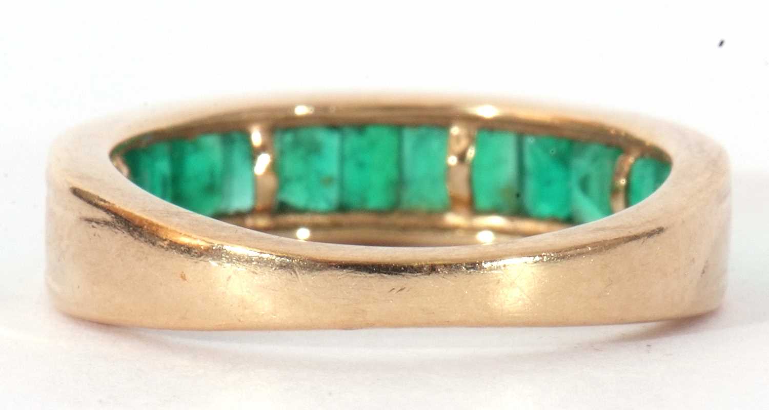 Modern 9ct gold and emerald half hoop ring featuring 15 small rectangular pave set emeralds, size - Image 4 of 8