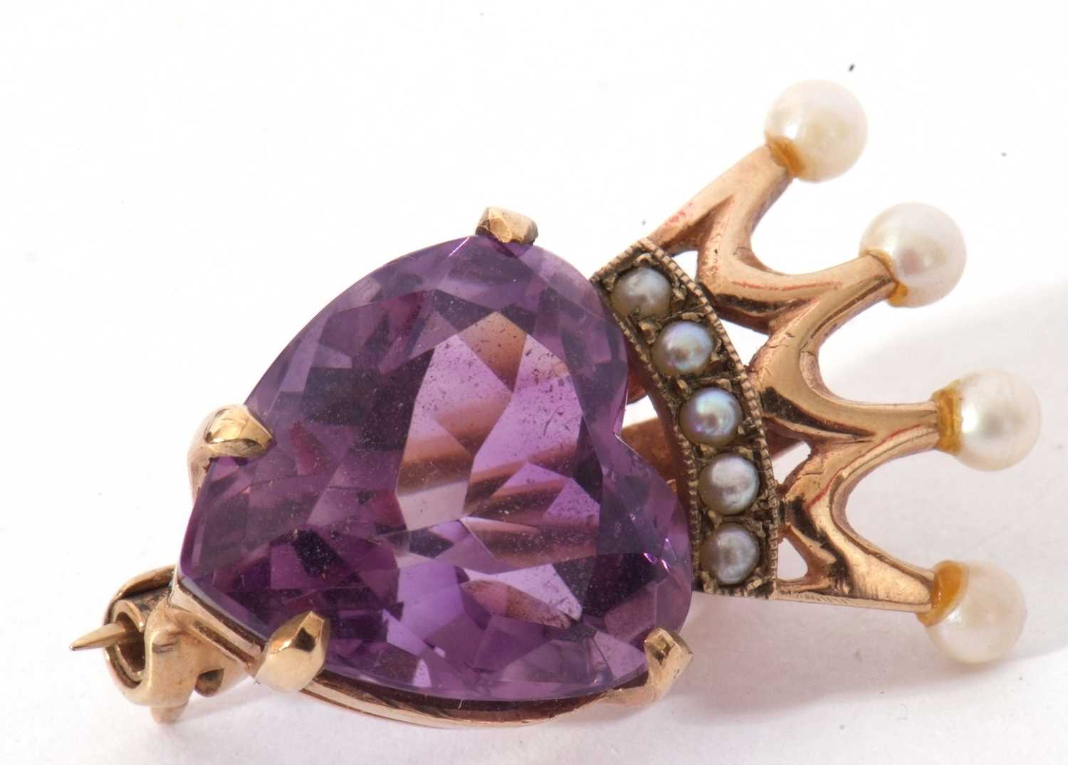 9ct gold amethyst brooch, the faceted heart shaped amethyst 15 x 12mm, four claw set below a seed - Image 8 of 8