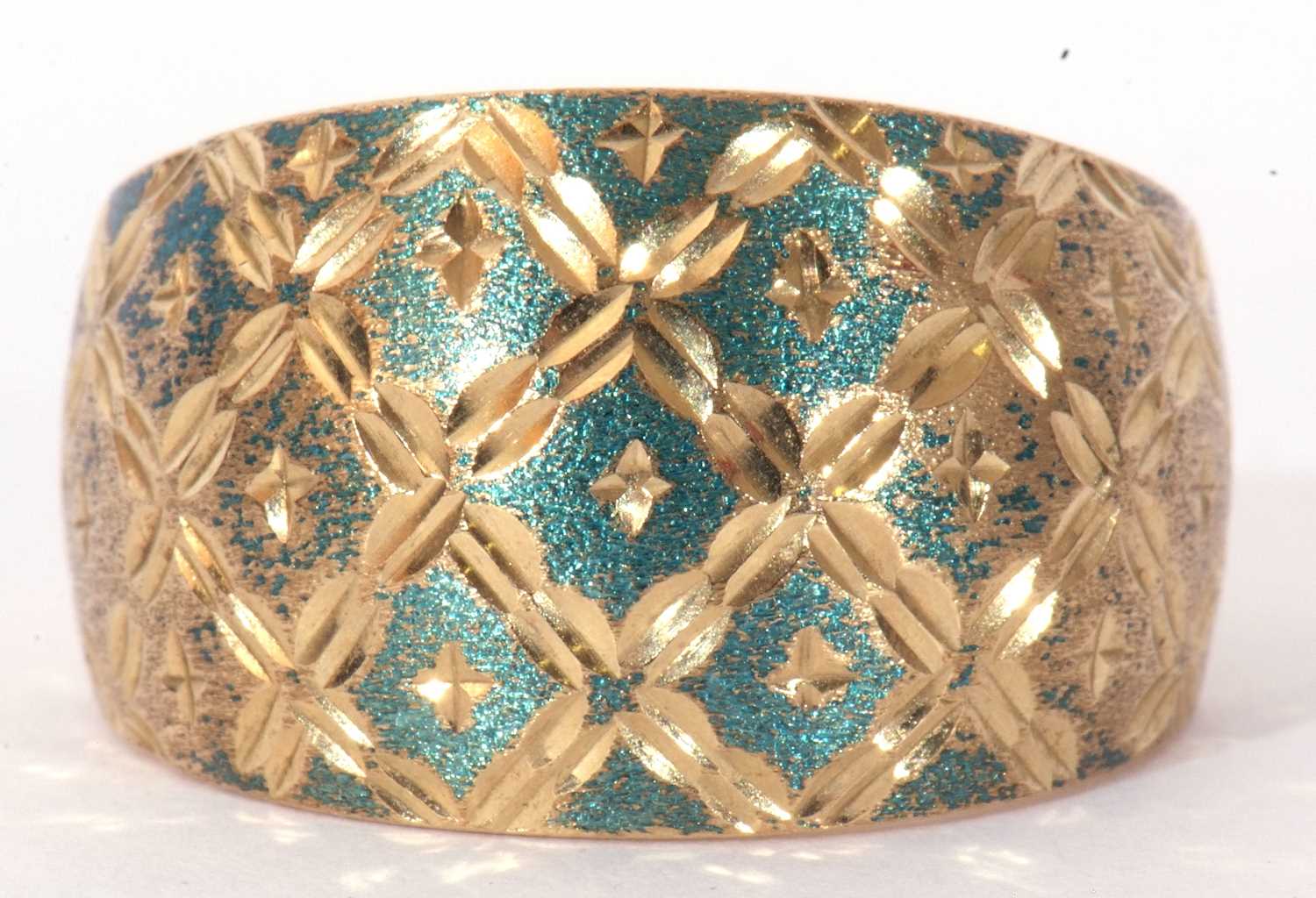 Modern 9ct gold wide band ring engraved and burnished in a geometric design, size Q, 2.0gms - Image 2 of 8