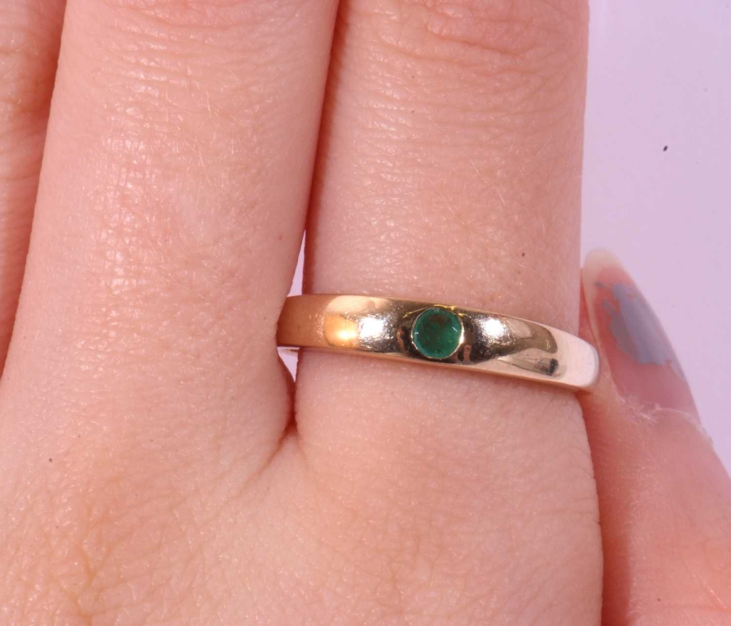 Modern 9ct gold single stone emerald ring, the plain polished band centring a flush set small - Image 10 of 10