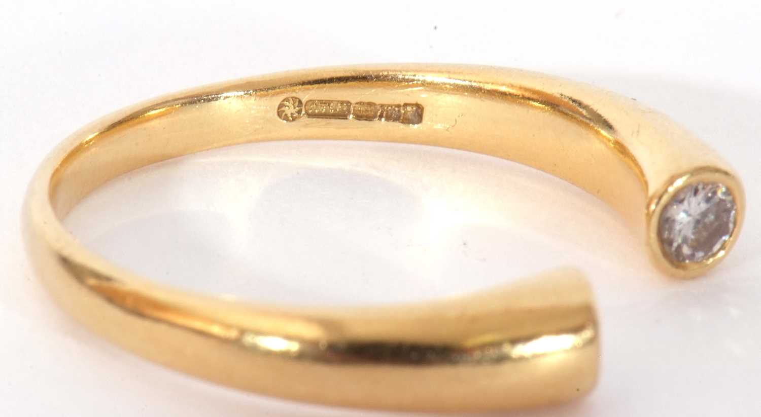 Modern designer diamond set open ring, the terminals each highlighted with a small round brilliant - Image 7 of 8