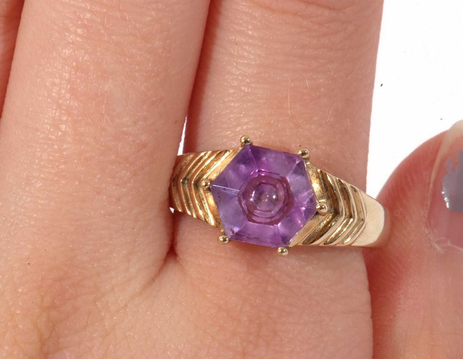 Modern 9ct gold and purple crystal ring, the hexagonal purple stone raised between engraved - Image 10 of 10