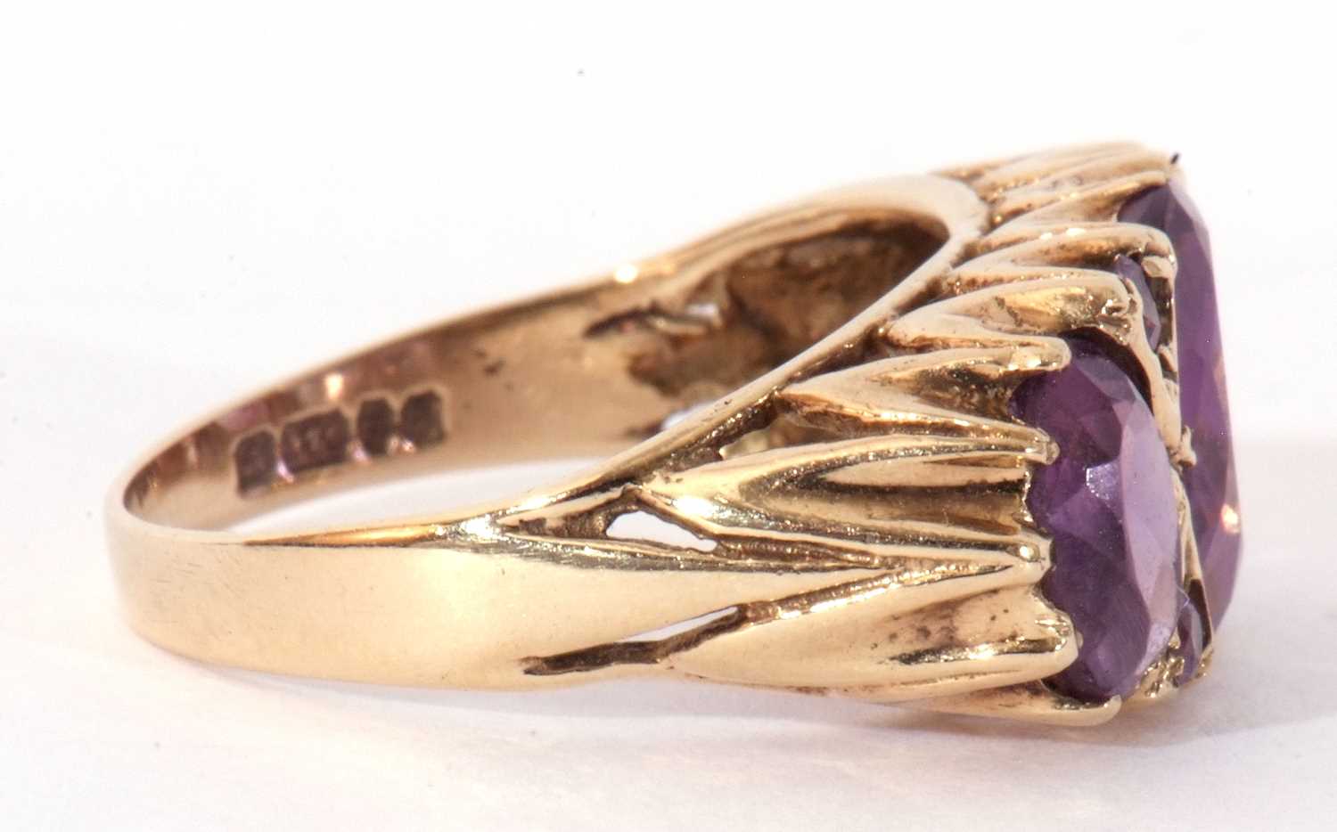 9ct gold three stone amethyst ring featuring three graduated oval facet cut amethysts highlighted - Image 6 of 8