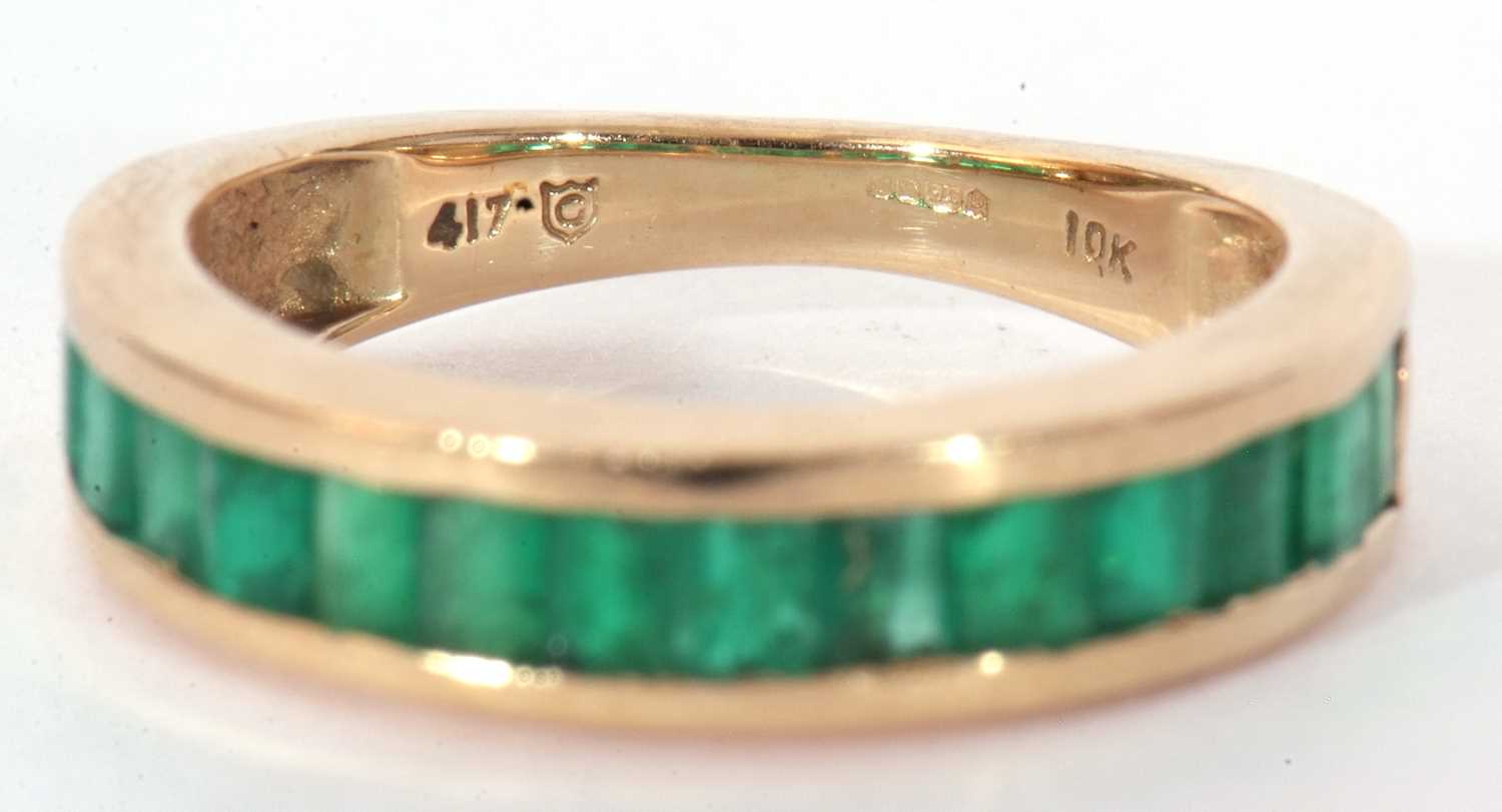 Modern 9ct gold and emerald half hoop ring featuring 15 small rectangular pave set emeralds, size - Image 7 of 8