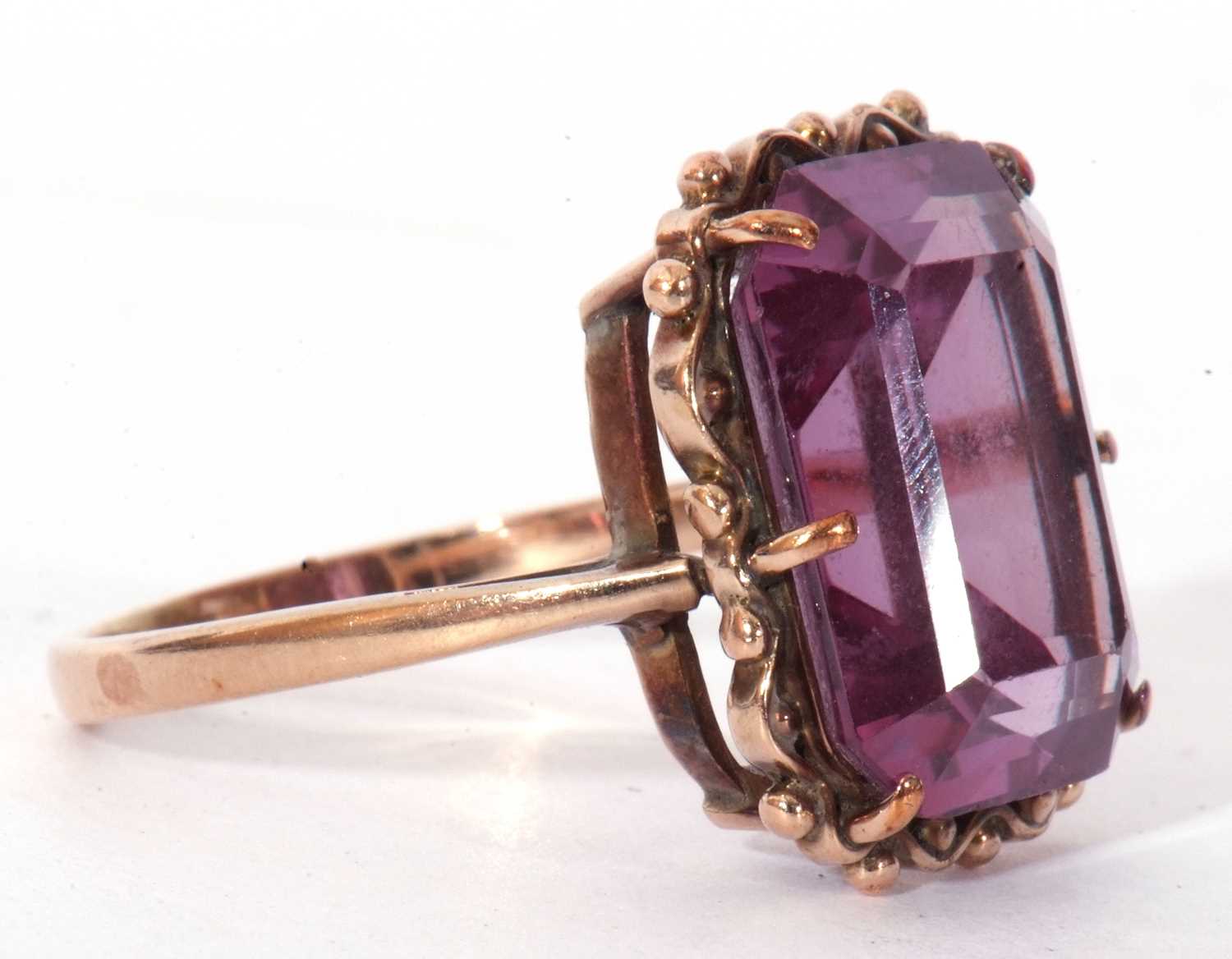 Synthetic spinel dress ring of rectangular cut, 16 x 12mm, colour change from blue to purple, size - Image 2 of 9