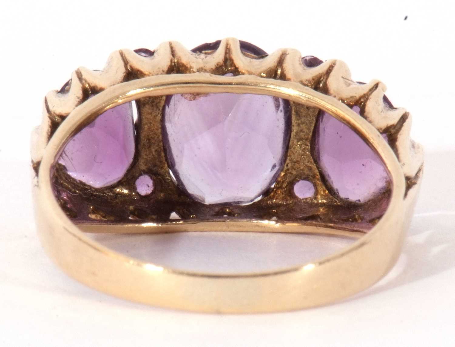 9ct gold three stone amethyst ring featuring three graduated oval facet cut amethysts highlighted - Image 4 of 8