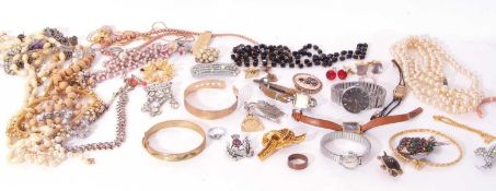 Small quantity of costume jewellery to include beads, brooches etc