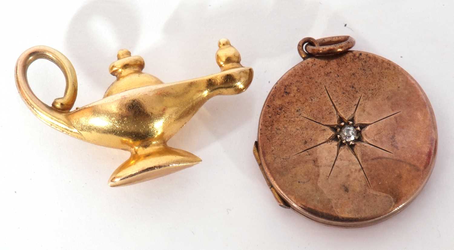 Mixed Lot: 9ct gold magic lantern charm, 1.4gms, together with a small round hinged locket, 20mm - Image 2 of 5
