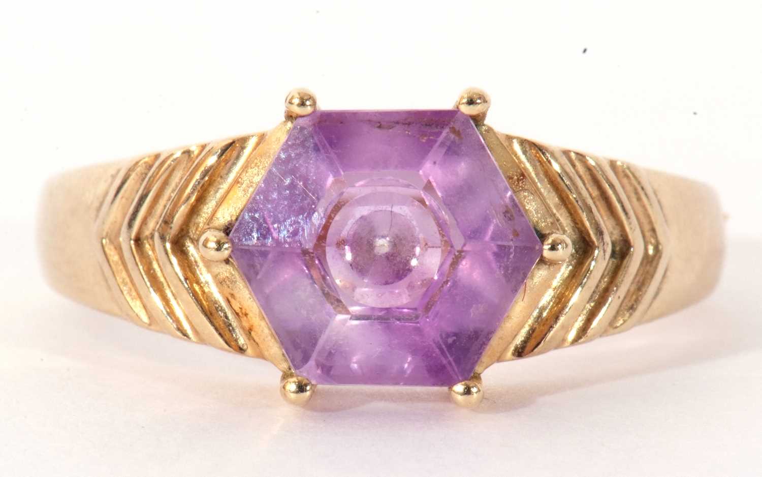 Modern 9ct gold and purple crystal ring, the hexagonal purple stone raised between engraved - Image 2 of 10