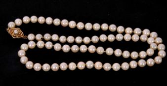 Single row cultured pearl necklace of uniform shape, 6mm diam, to a 585.14k stamped clasp, 25cm