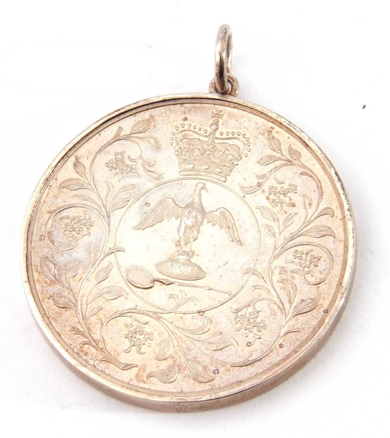 Mixed Lot: modern silver oval hinged locket, cased 1977 UK crown coin pendant, a letter 'M' pendant, - Image 4 of 4