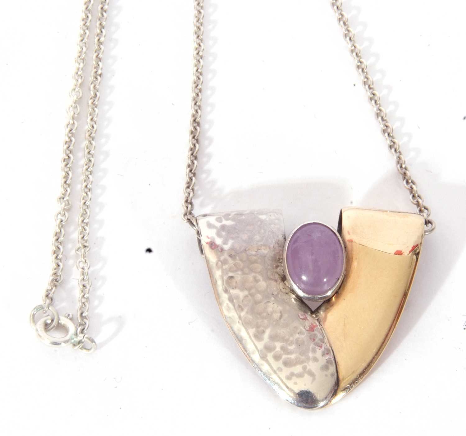 Modern designer amethyst pendant and chain centring an oval cabochon amethyst between two-tone plain - Image 3 of 4