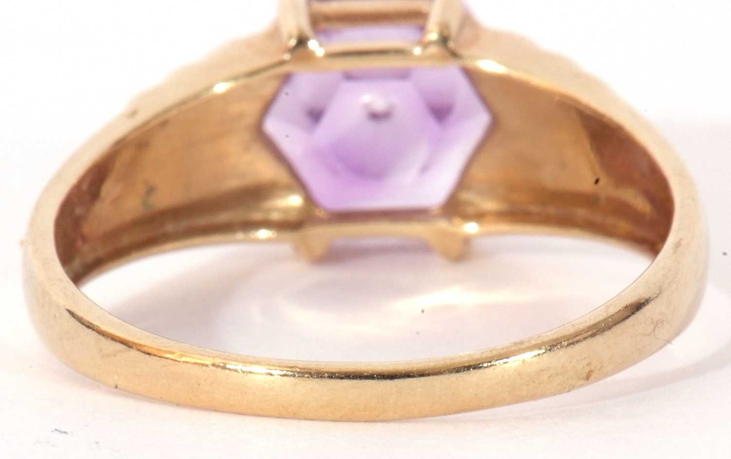 Modern 9ct gold and purple crystal ring, the hexagonal purple stone raised between engraved - Image 5 of 10