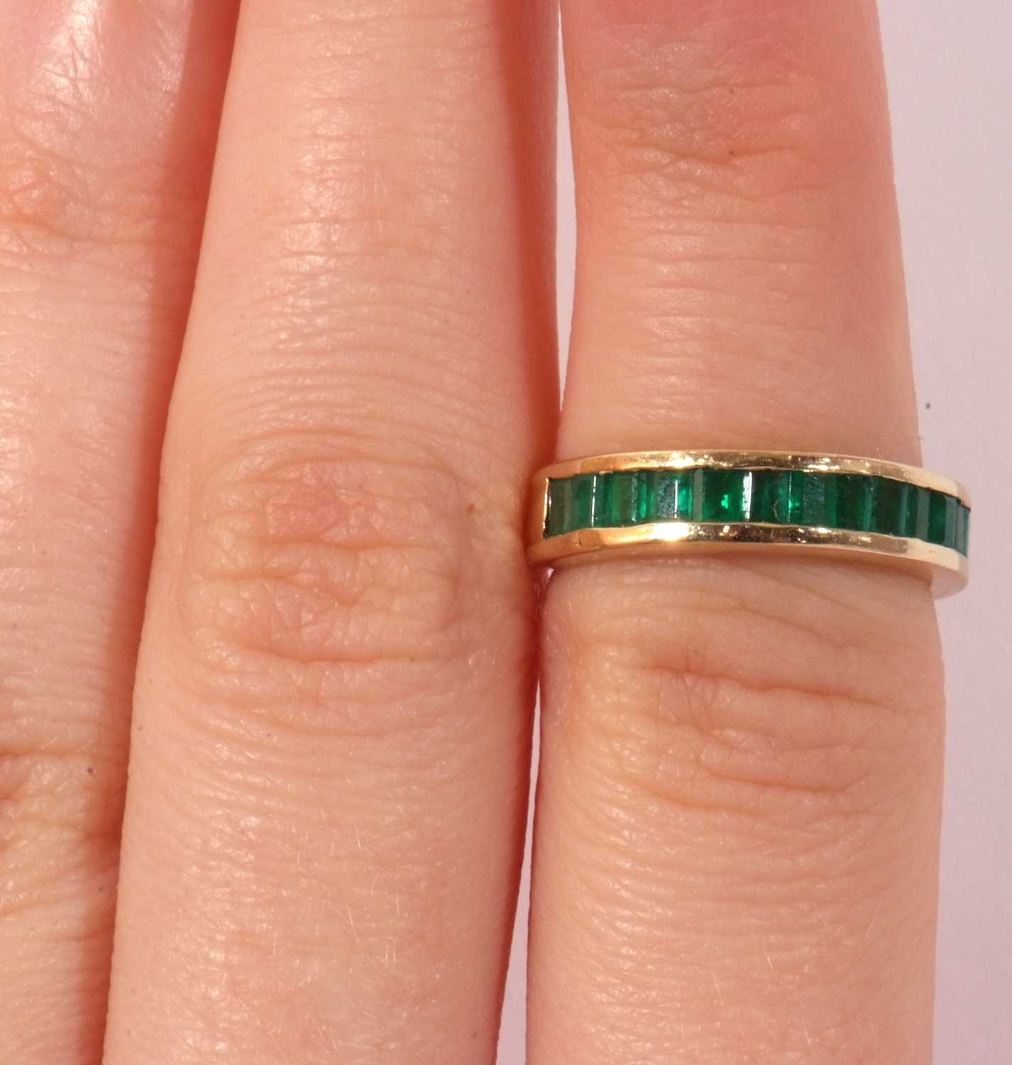 Modern 9ct gold and emerald half hoop ring featuring 15 small rectangular pave set emeralds, size - Image 8 of 8