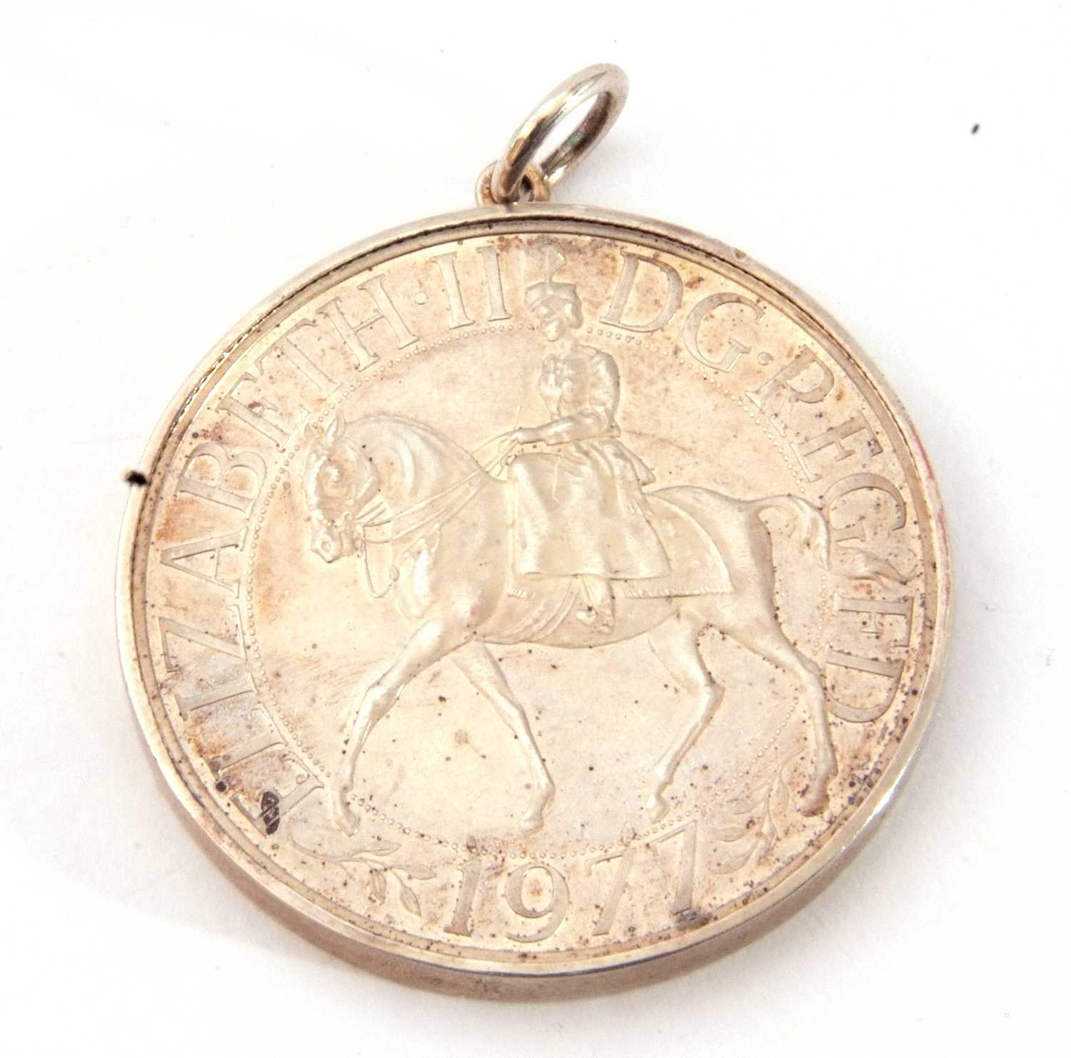 Mixed Lot: modern silver oval hinged locket, cased 1977 UK crown coin pendant, a letter 'M' pendant, - Image 3 of 4