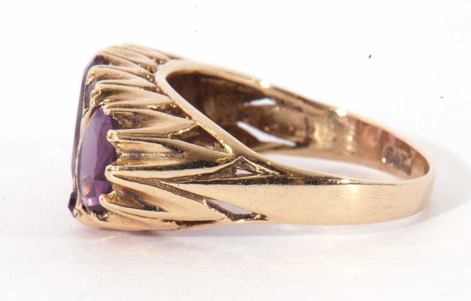 9ct gold three stone amethyst ring featuring three graduated oval facet cut amethysts highlighted - Image 3 of 8