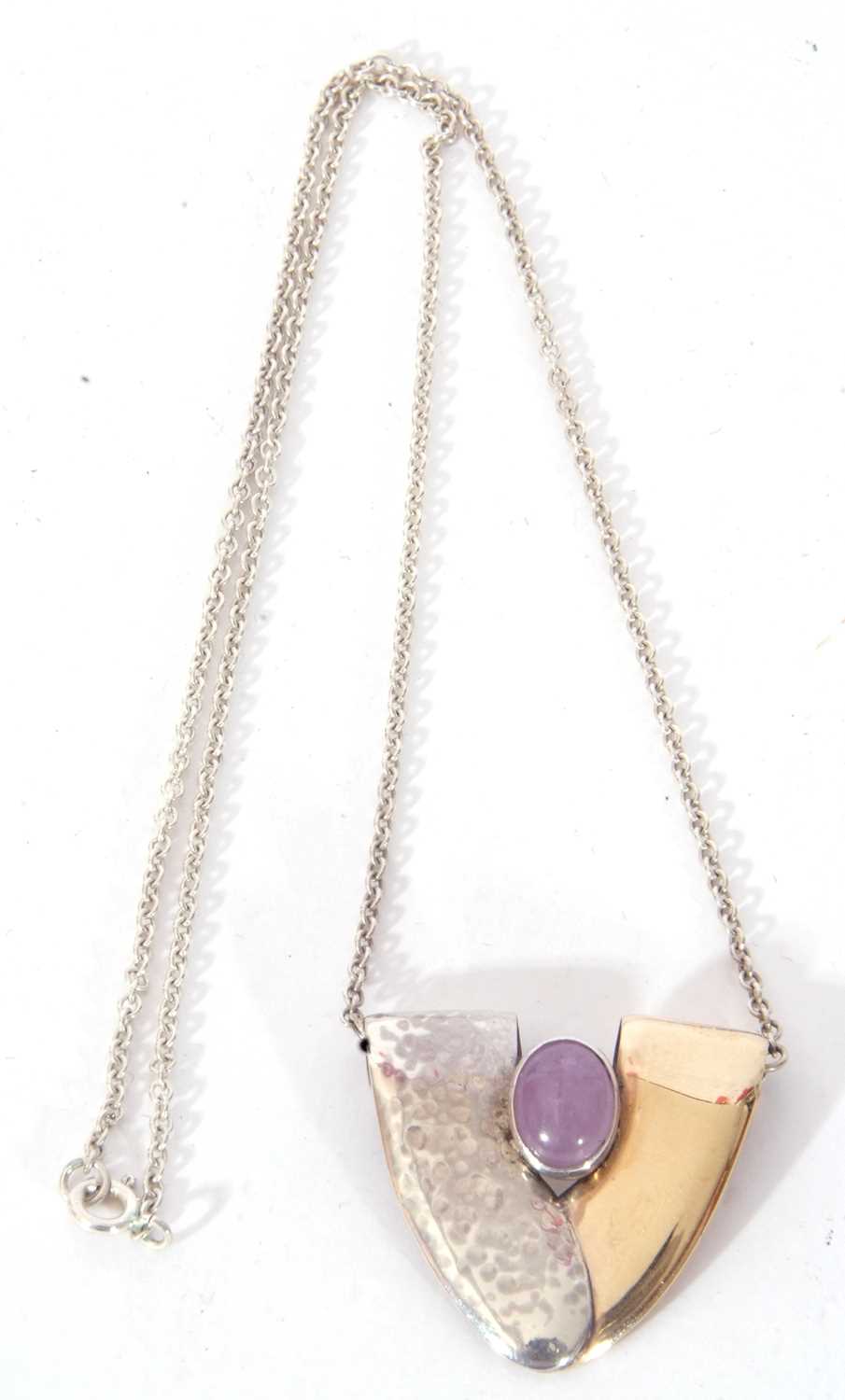 Modern designer amethyst pendant and chain centring an oval cabochon amethyst between two-tone plain - Image 2 of 4