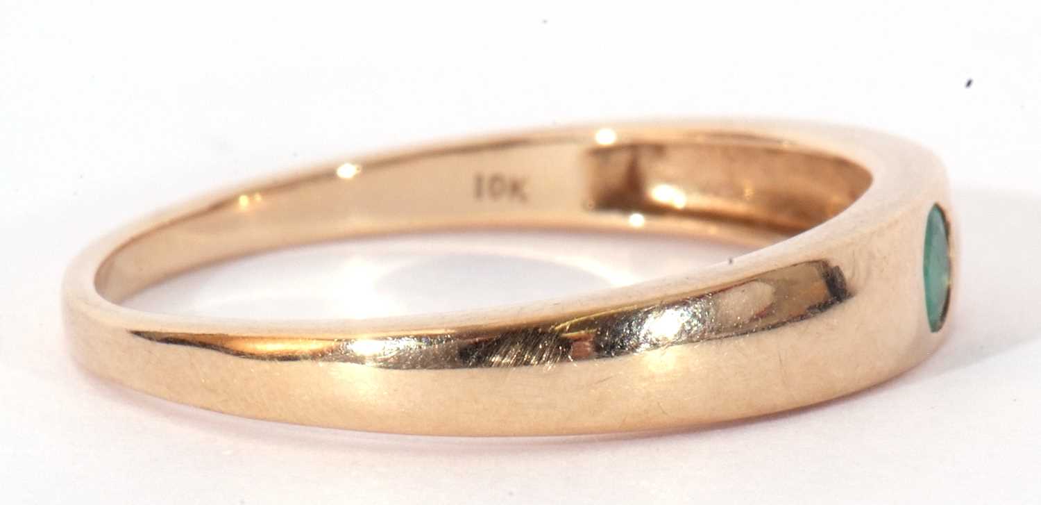 Modern 9ct gold single stone emerald ring, the plain polished band centring a flush set small - Image 6 of 10