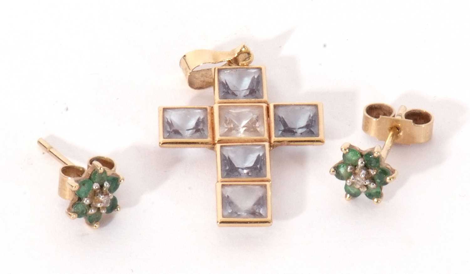 Mixed Lot: pair of small emerald and diamond cluster earrings, post fittings, 4mm diam, together - Image 6 of 6