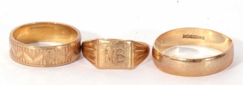 Mixed Lot: two 9ct gold wedding bands (a/f), together with a gent's signet ring stamped 9, g/w