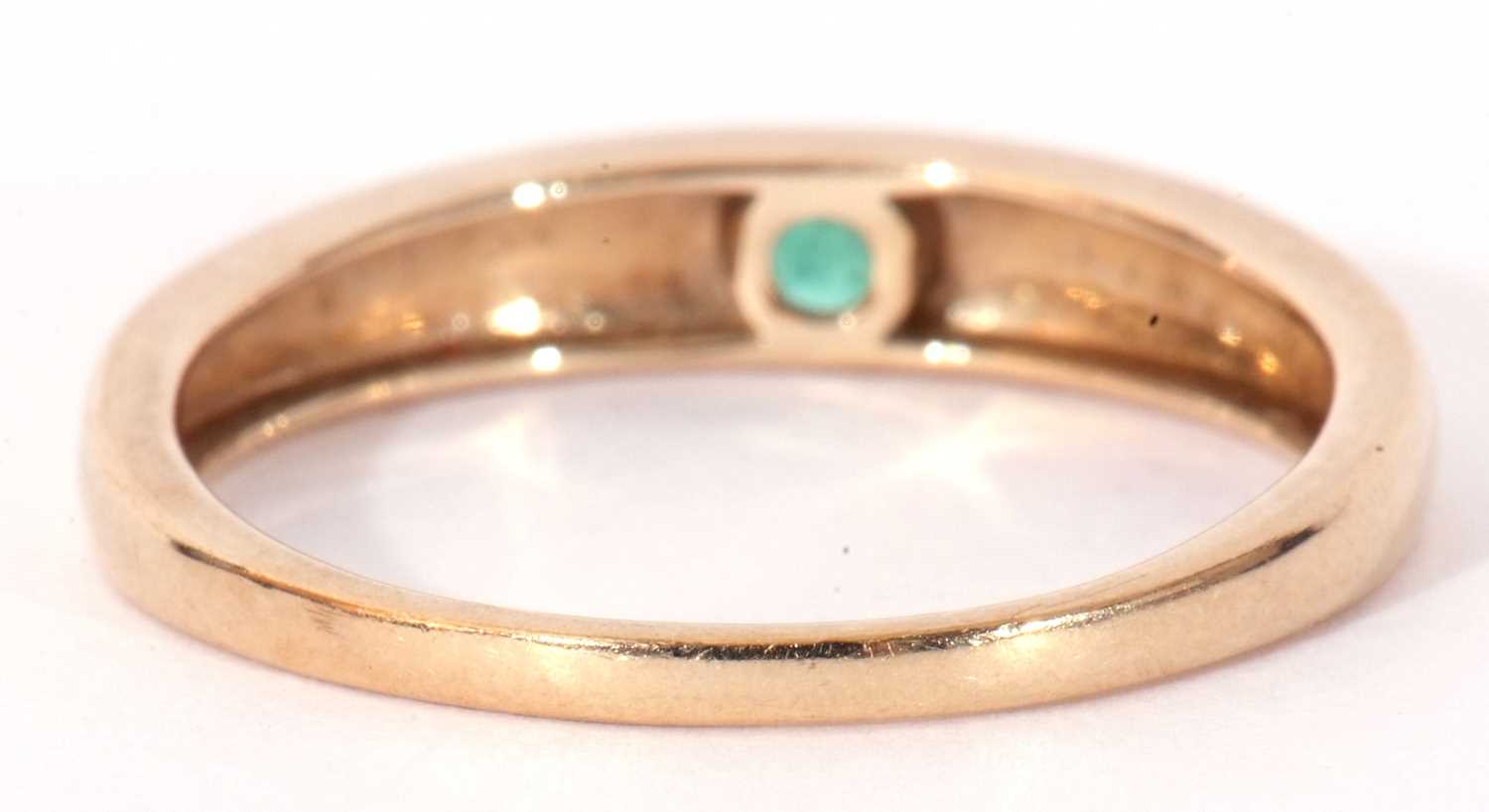 Modern 9ct gold single stone emerald ring, the plain polished band centring a flush set small - Image 5 of 10
