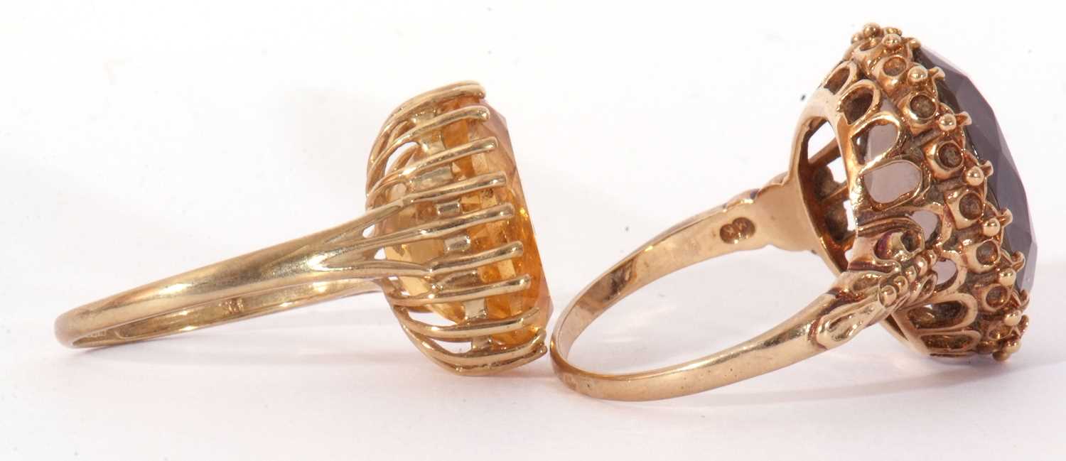 Mixed Lot: 9ct gold, smoky quartz dress ring, London 1972, size U, together with a 9ct gold lemon - Image 5 of 9